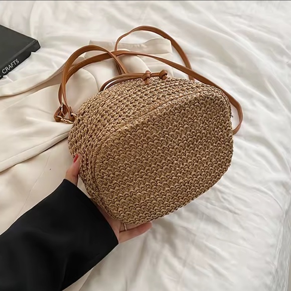 Elegant Tan Woven Crossbody Bag - Picture 4 of 5